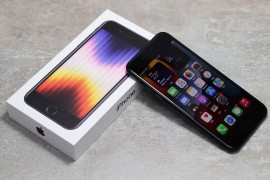 Apple iPhone SE 3代开箱！效能同iPhone 13，新色款硅胶保护壳同步亮相