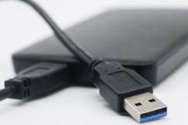为什么移动硬盘不建议插在台式机前置USB接口上？